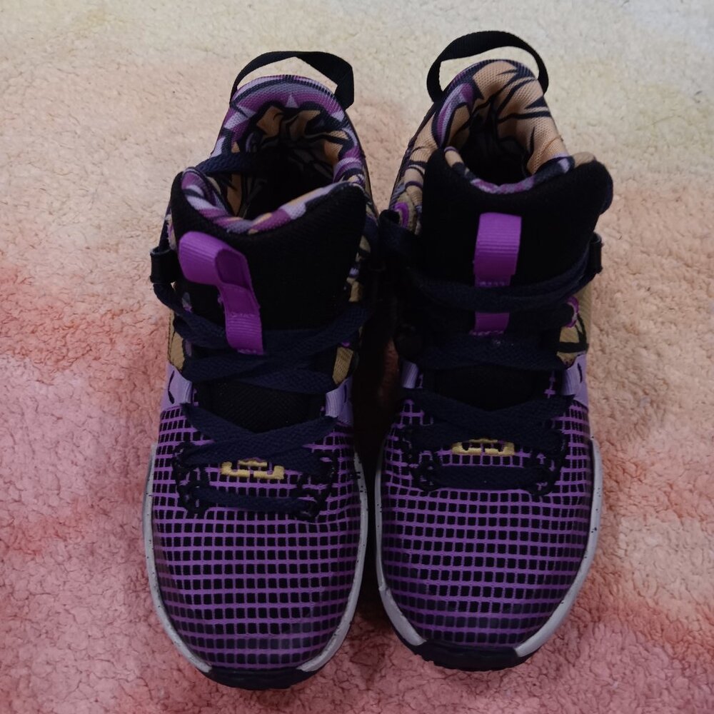 Nike Youth LeBron Witness 7 SE GS Lakers Graffiti sneakers Size 4 - Picture 5 of 8